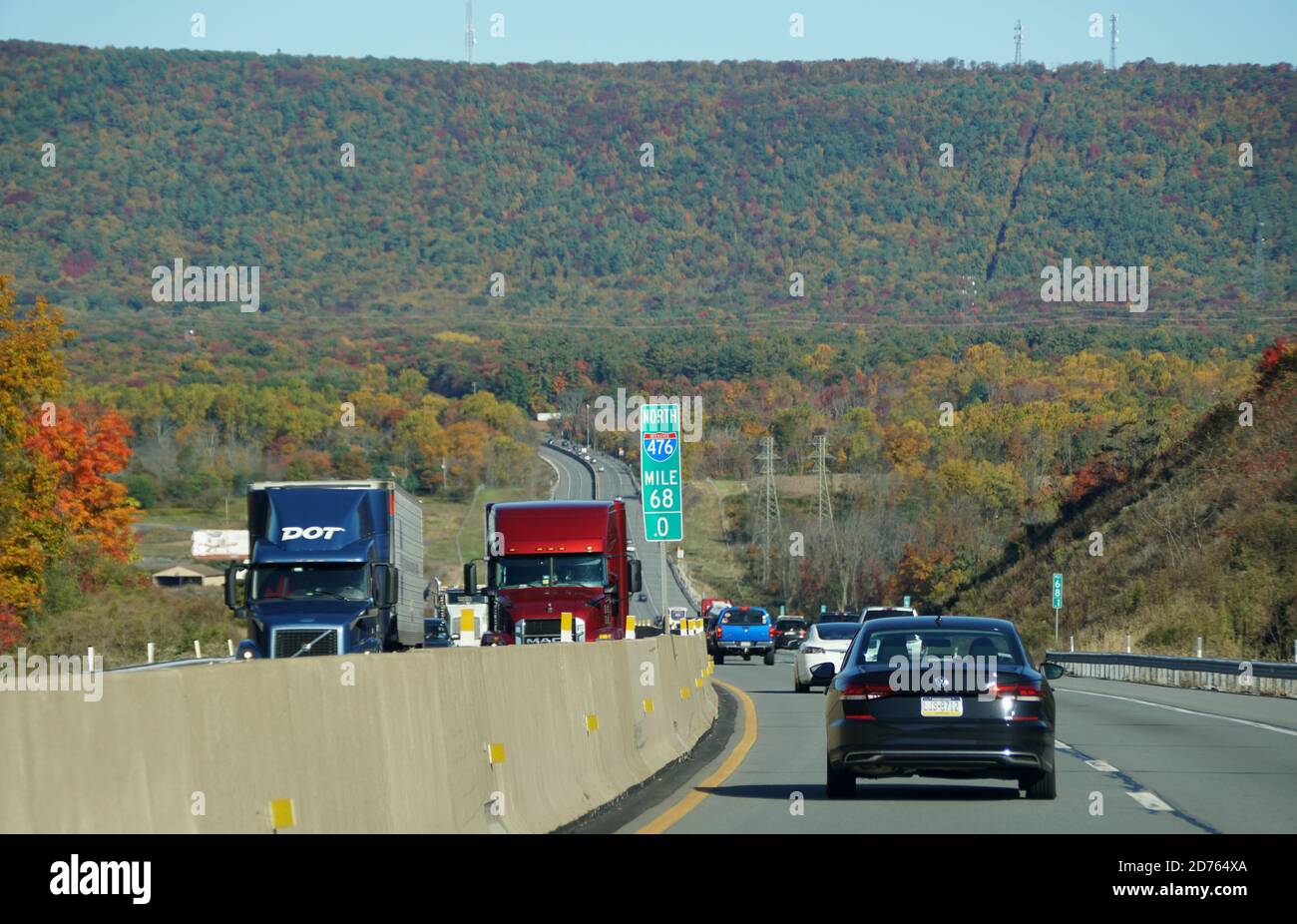 Allentown, Pennsylvanie, États-Unis - 17 octobre 2020 - vue sur la circulation sur l'Interstate 476 Sud surplombant les couleurs saisissantes du feuillage d'automne Banque D'Images