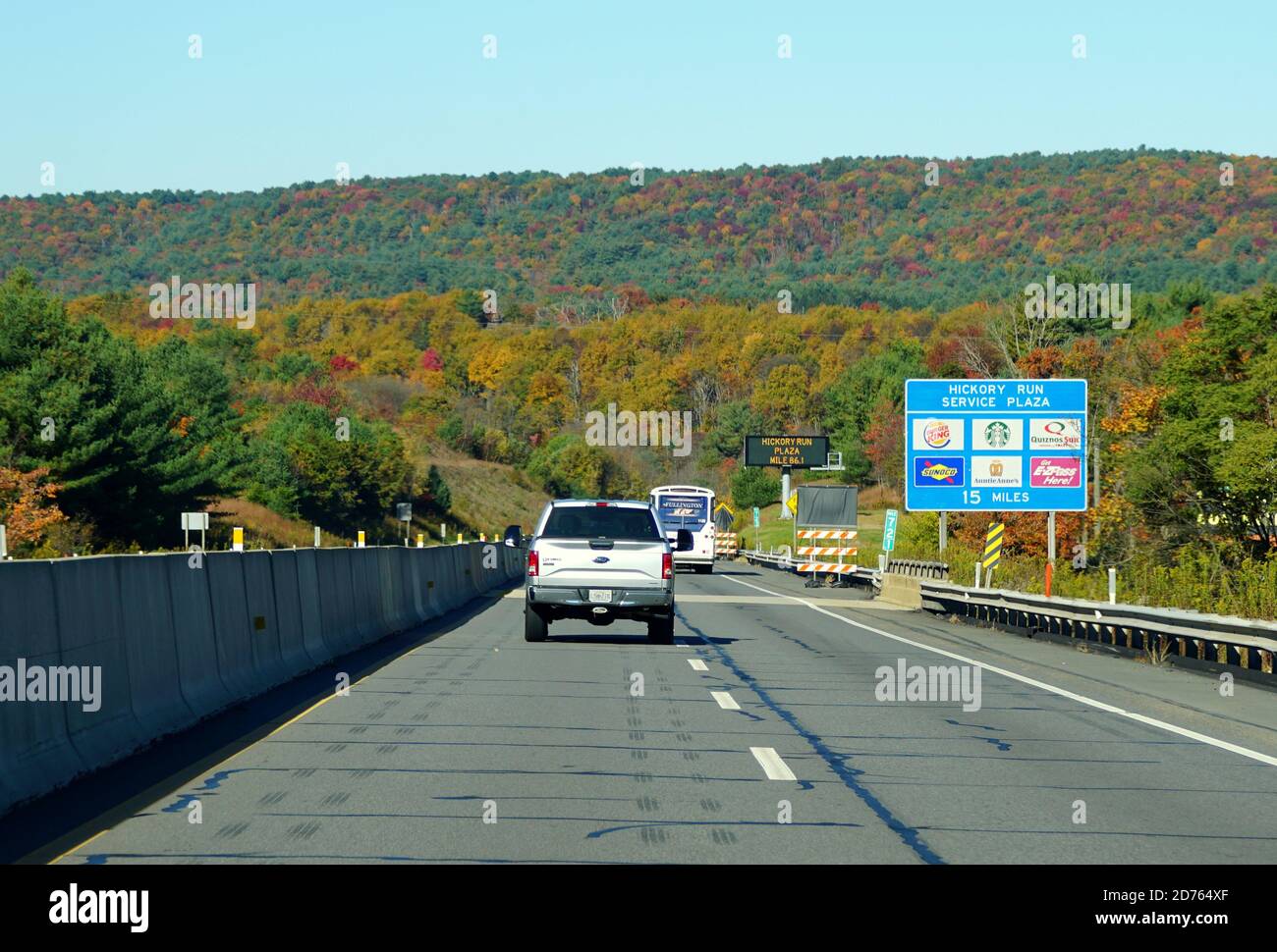 Slatington, Pennsylvanie, États-Unis - 17 octobre 2020 - circulation sur l'Interstate 476 South vers Hickory Run Service Plaza surplombant les couleurs saisissantes de Banque D'Images