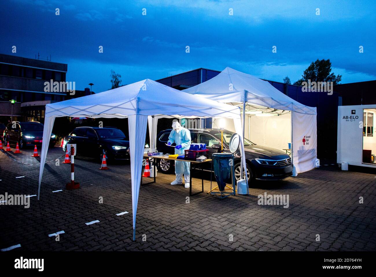 Ronnenberg, Allemagne. 20 octobre 2020. Des volontaires de la Croix-Rouge allemande (DRK) font un test de frottis de patients dans le centre de test de Corona Drive-In dans le district d'Empelde. Dans le centre d'essai du DRK, les gens sont testés sur demande du service de santé publique. Suite à une augmentation des infections à corona, la région de Hanovre a décidé de nouvelles mesures au début de la semaine. Credit: Hauke-Christian Dittrich/dpa - ATTENTION: Pour des raisons juridiques, les plaques d'immatriculation ont été pixélisées./dpa/Alay Live News Banque D'Images