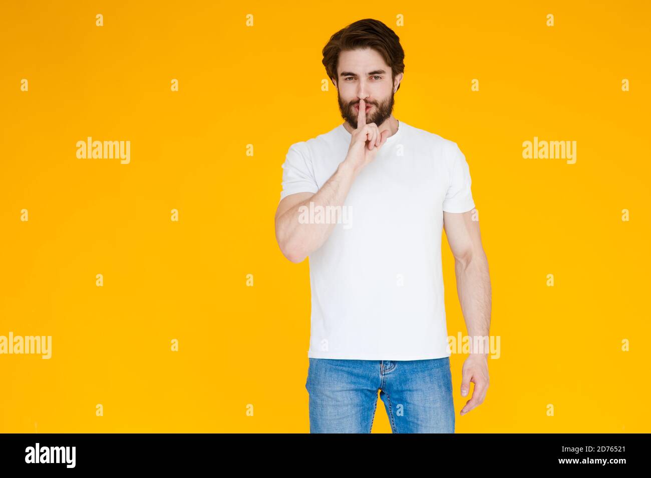 Photo de l'homme ouvrant ses bras larges pour lui enharsser petite amie qu'il n'a pas vu depuis des âges alors qu'il est isolé avec arrière-plan jaune Banque D'Images