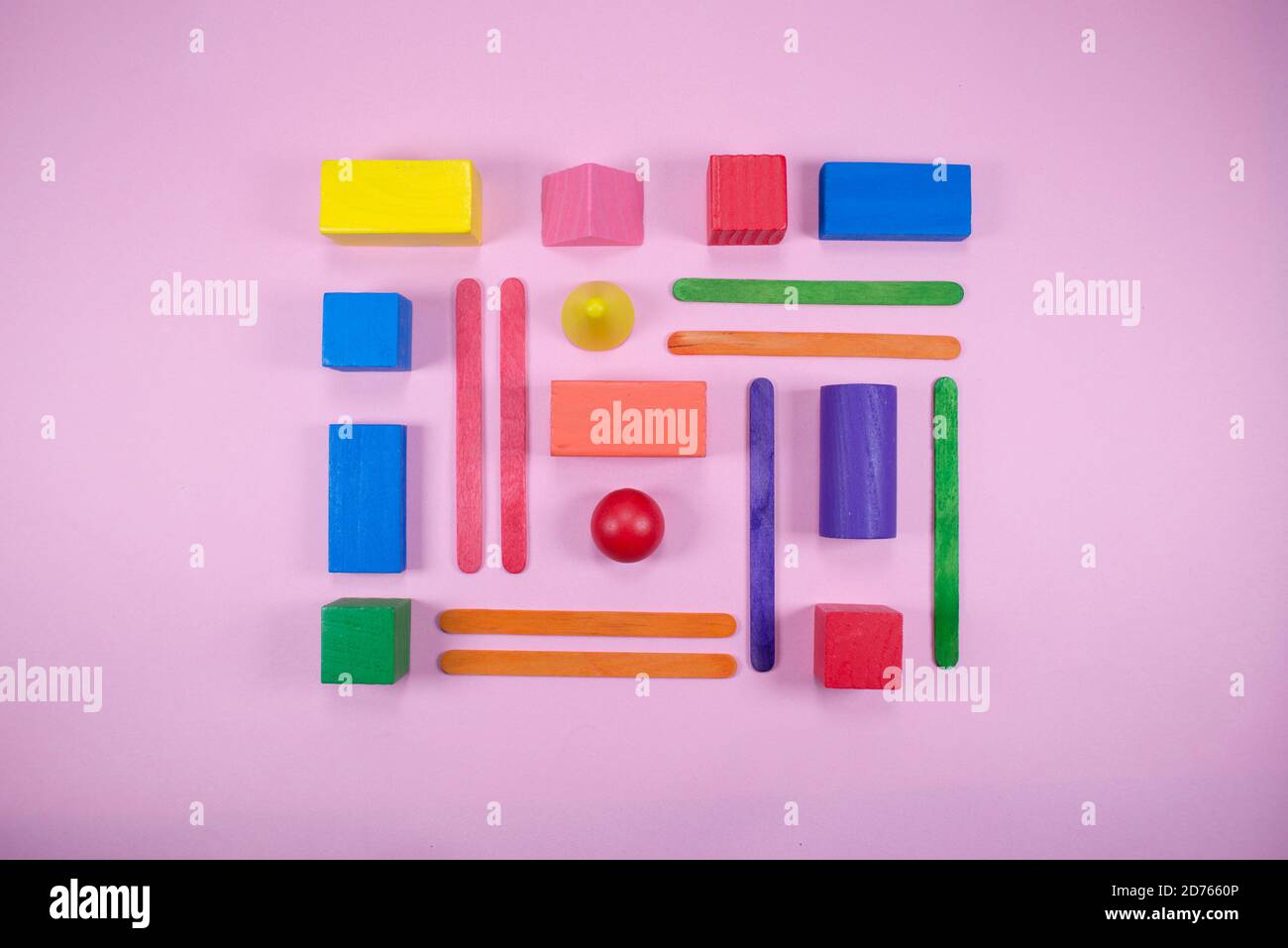 Composition minimaliste de formes géométriques sur une surface plane. Différentes formes avec différentes couleurs. Jouets en bois pour enfants. Banque D'Images
