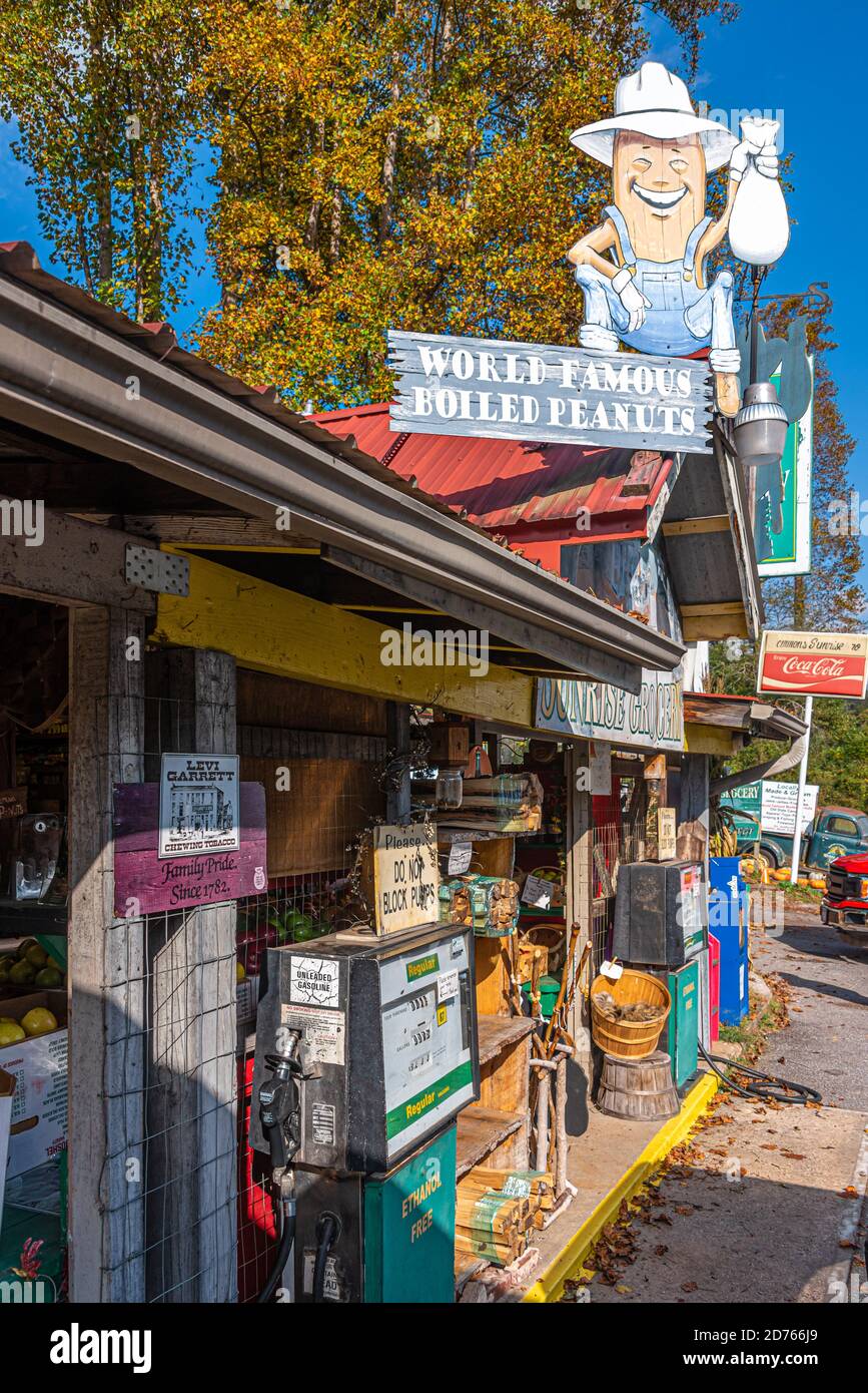 Lever du soleil, un pays au bord de l'épicerie dans le marché du nord de la Géorgie Blue Ridge Mountains, attire les clients avec sa célèbre arachides bouillies. (USA) Banque D'Images