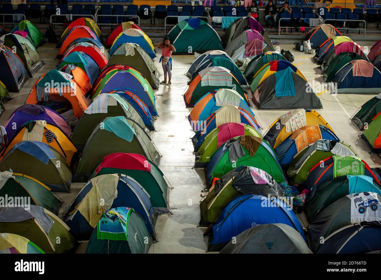 Les membres autochtones des communautés du sud-ouest se réunissent à 'el palacio de los deportes' après une semaine sur les routes colombiennes protestant contre la leade sociale Banque D'Images