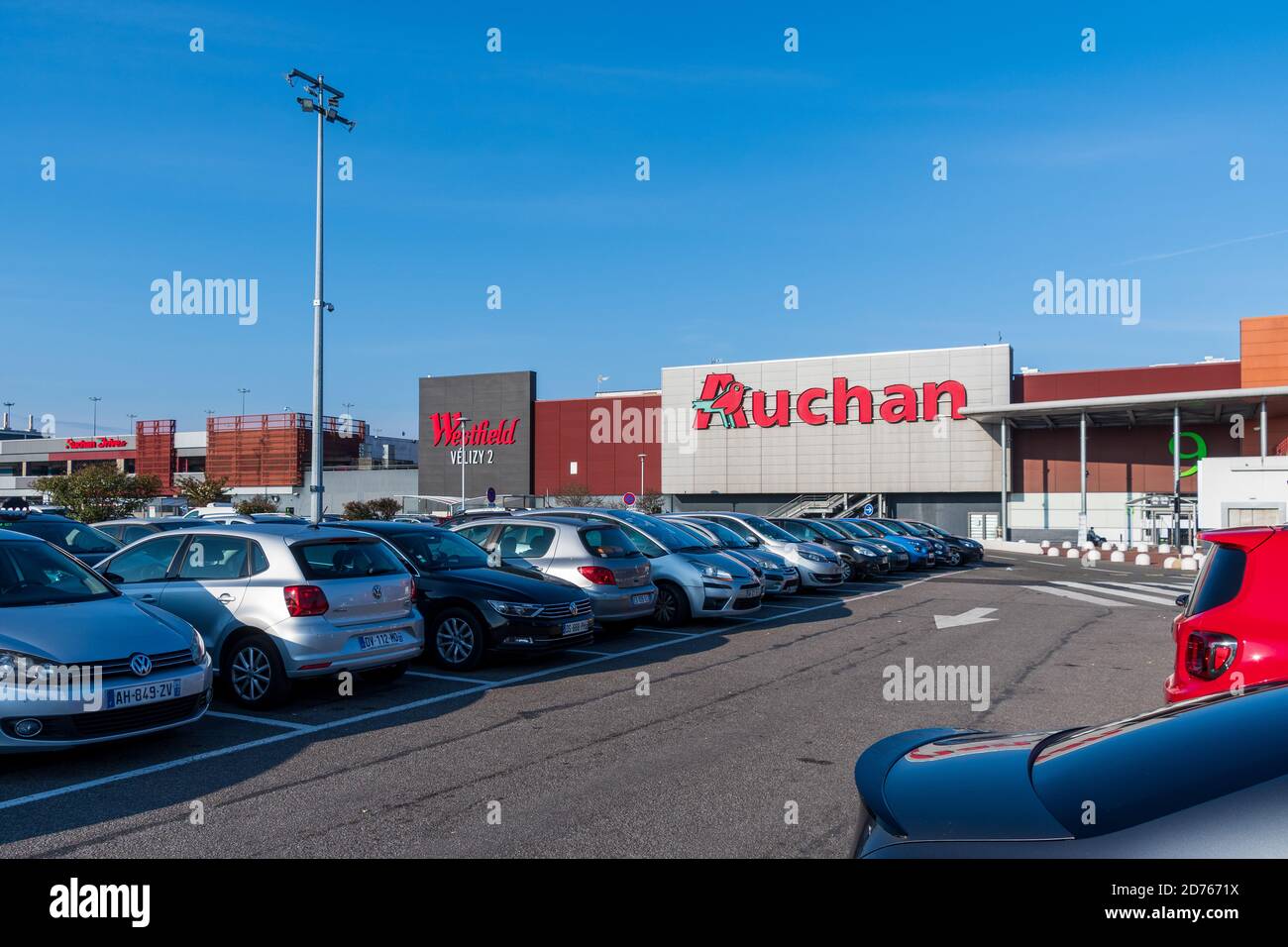 Vue extérieure du plus grand hypermarché Auchan de France, dans le centre  commercial Westfield Vélizy 2. Auchan est un groupe de vente au détail  multinational français Photo Stock - Alamy