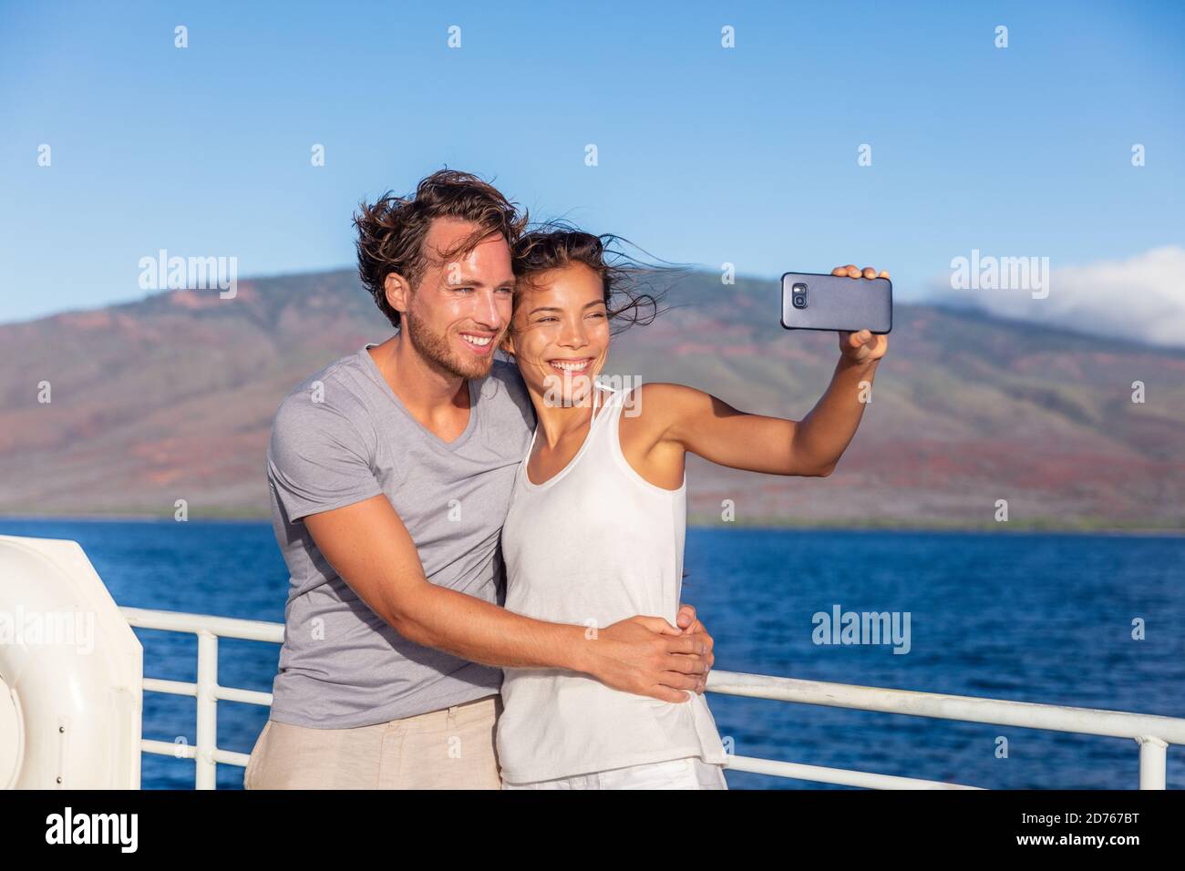 Couple de bateaux de croisière prenant selfie téléphone photo Voyage à Hawaï vacances. Deux touristes amoureux en lune de miel voyage appréciant les vacances d'été Banque D'Images