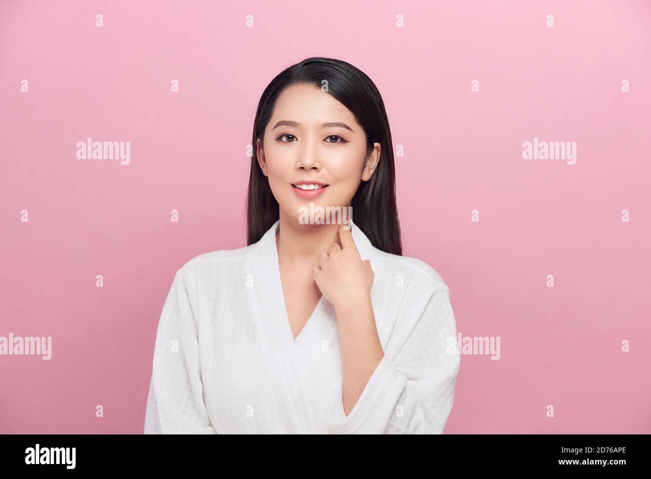 Belle jeune femme touchant son visage propre avec une peau fraîche et saine, Banque D'Images