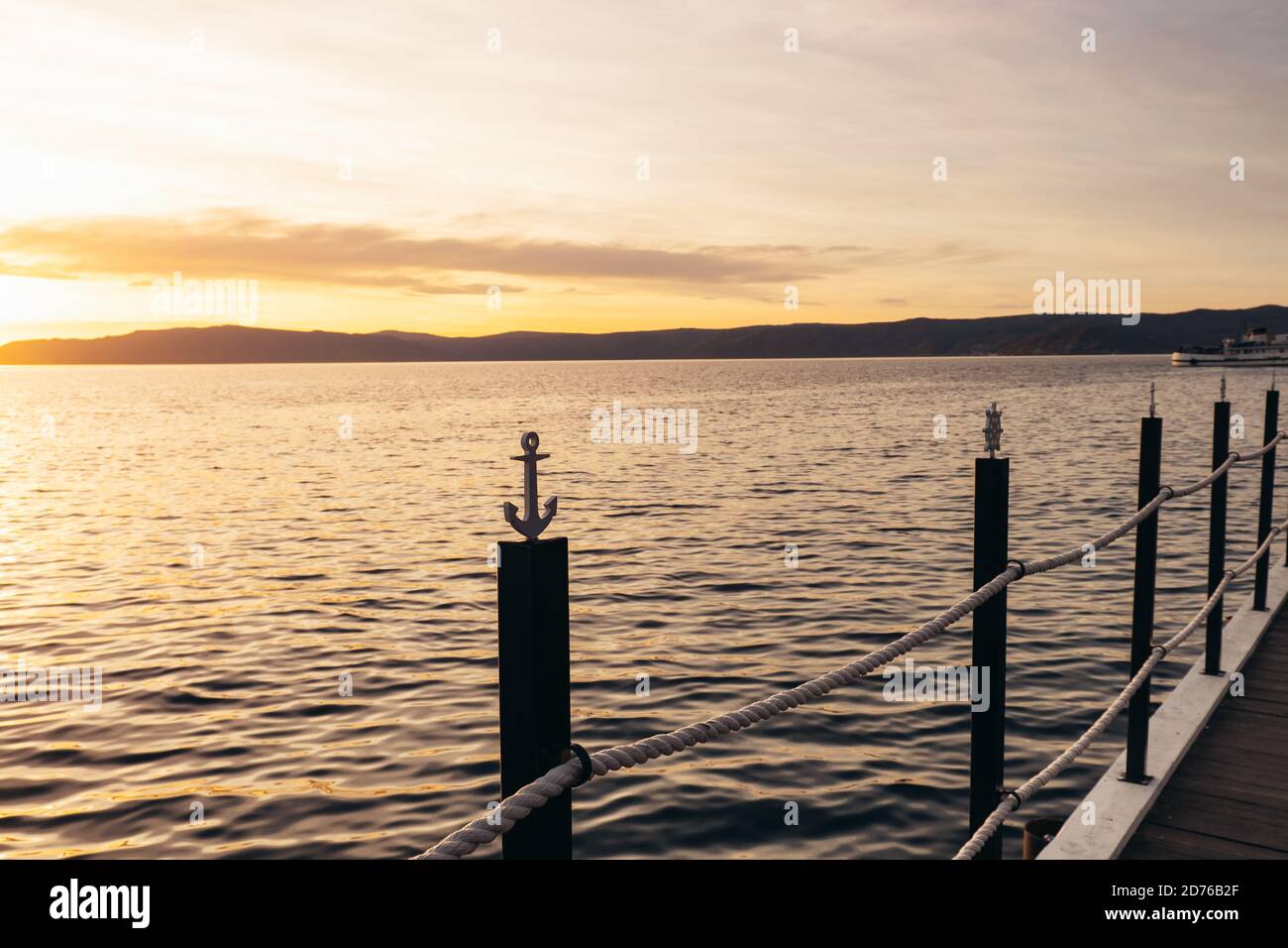 Magnifique coucher de soleil sur la jetée en bois sur la plage. Silhouette de la jetée au coucher du soleil. Voyage en mer et concept d'aventure. Espace pour le texte. Banque D'Images