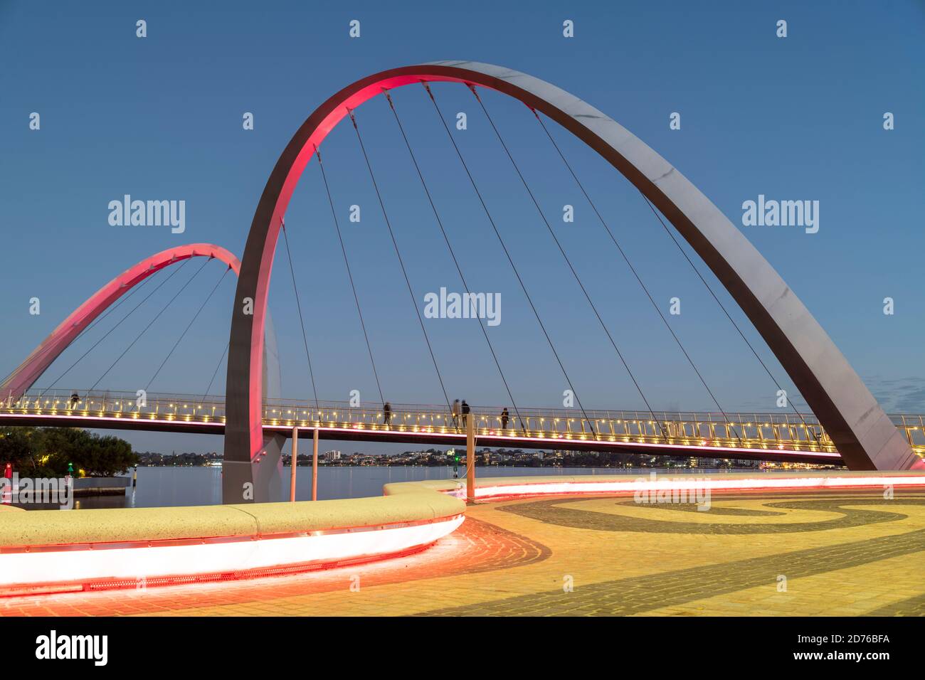 Elizabeth Quay Bridge s'allume au crépuscule. Banque D'Images