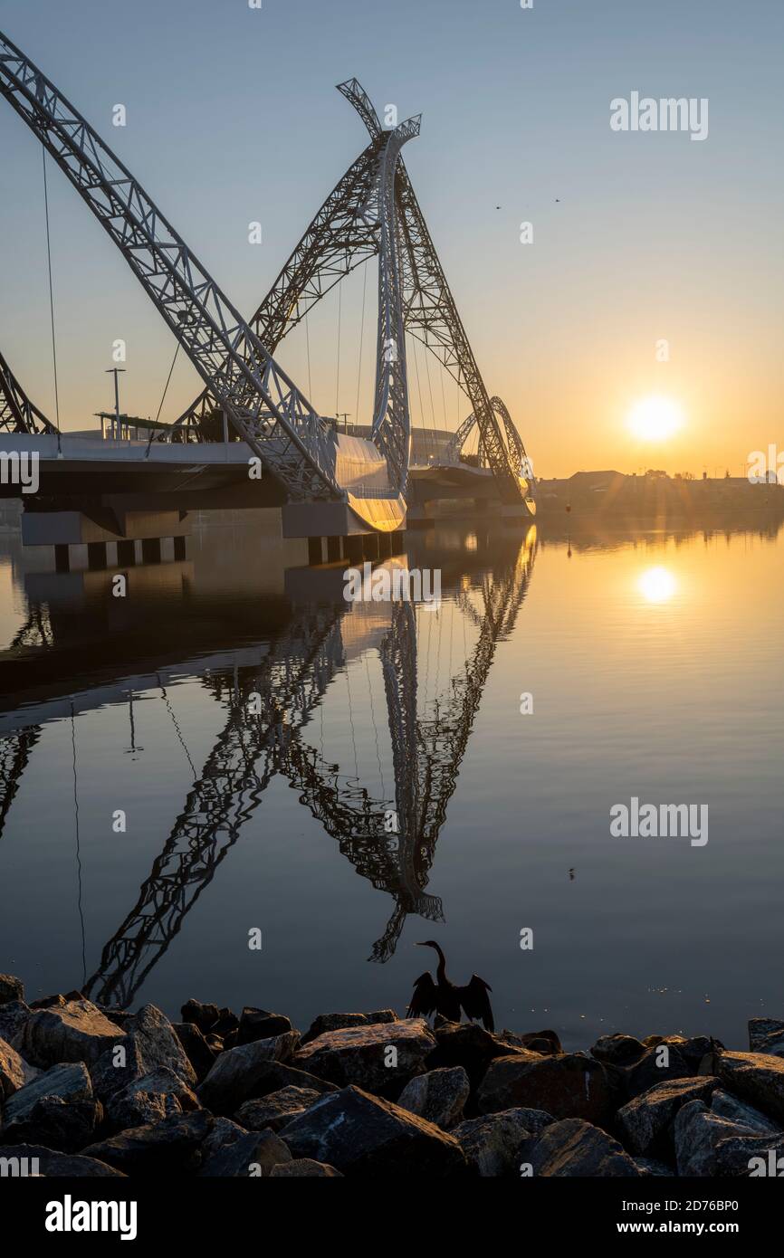 Le pont Matagarup et la rivière Swan au lever du soleil. Banque D'Images