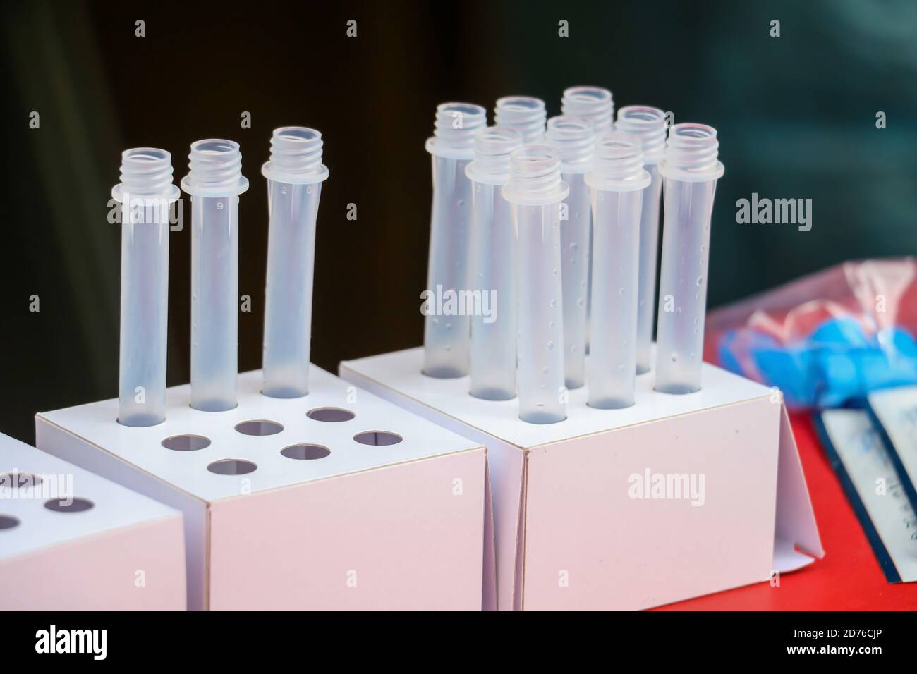 Test Covid 19. Vider les tubes de laboratoire pour le diagnostic de la maladie du coronavirus. Vue rapprochée de l'équipement de laboratoire Banque D'Images