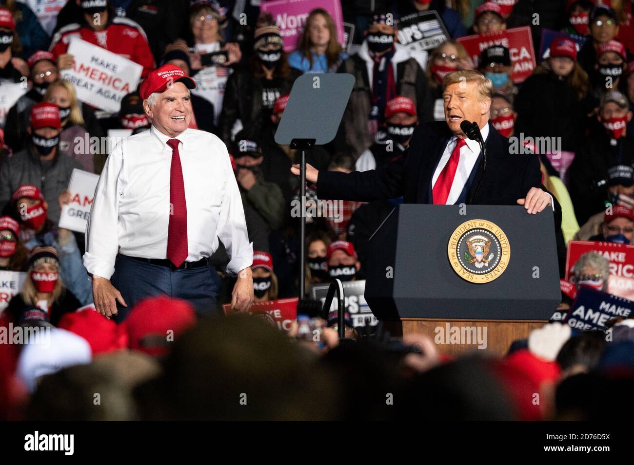 Le représentant américain Mike Kelly (R-PA) et le président Donald Trump assistent à une campagne à l'aéroport international d'Erie à Erie. Banque D'Images