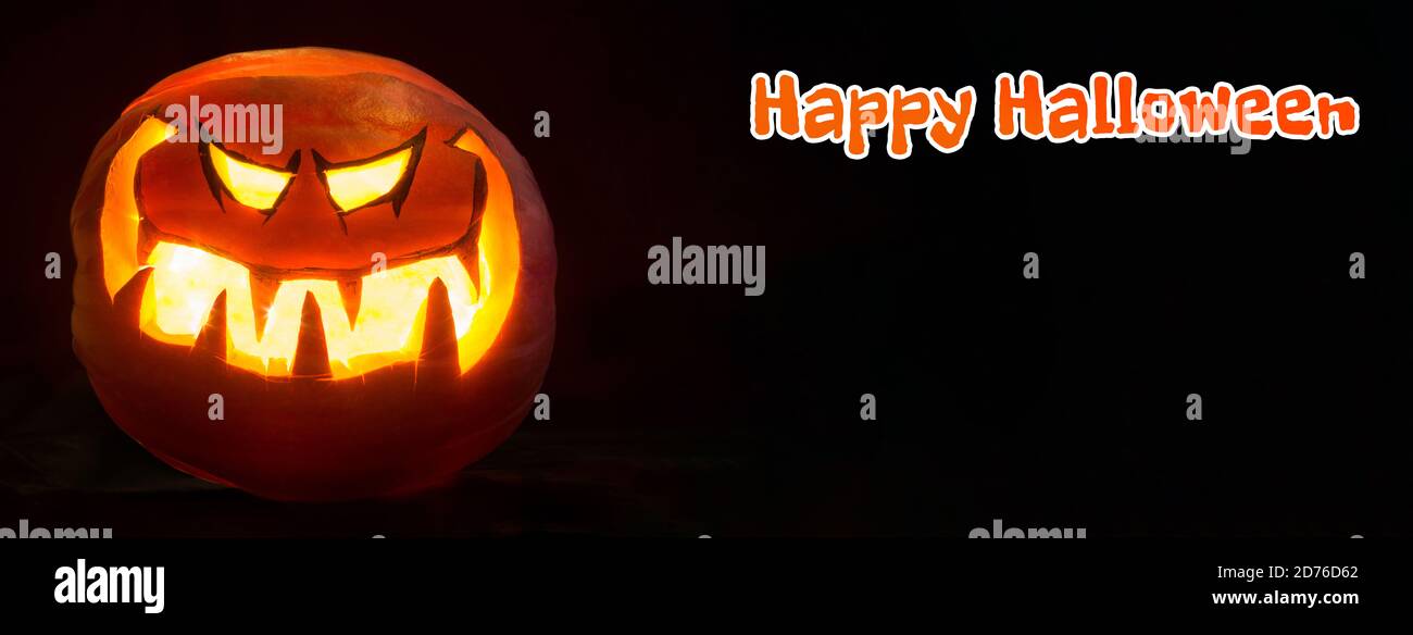 Joyeux Halloween lettrage grand espace de copie maquette. Souriez de la citrouille et souriez les yeux de la mêlée pour la soirée. Arrière-plan noir. Banque D'Images