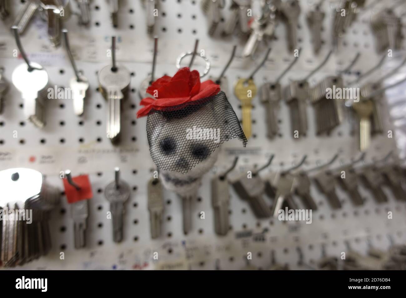 Nadel Gefilzt Totenkopf Zeichnung,Schlüssel Anhänger,Fête des morts,Filz Totenkopfe. Banque D'Images