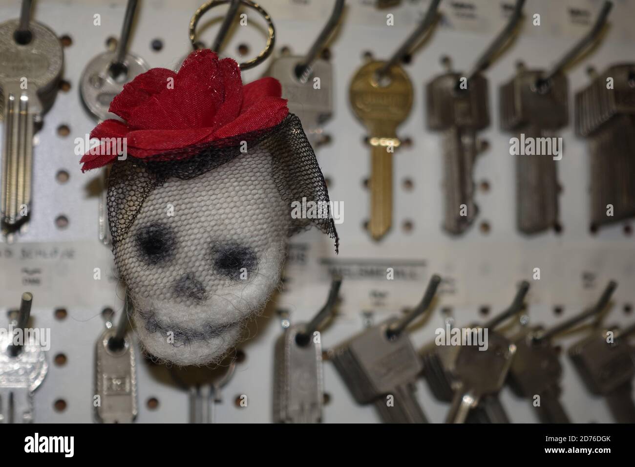 Nadel Gefilzt Totenkopf Zeichnung,Schlüssel Anhänger,Fête des morts,Filz Totenkopfe. Banque D'Images