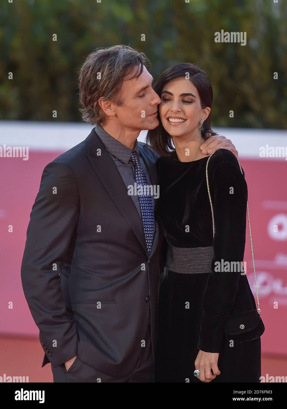 Italie, Rome, 20 octobre 2020 : jour 6 du Festival du film de Rome. Tapis rouge du film 'Calabre, Terra mia' en photo : acteur Raoul Bova et sa femme Rocio Munoz Morales photo © Fabio Mazzarella/Sintesi/Alay Live News Banque D'Images