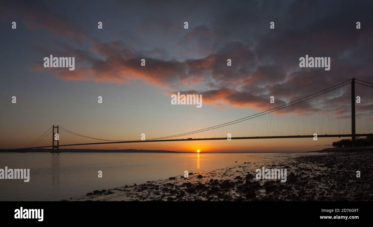 Le pont Humber - le pont suspendu à travée unique le plus long du Royaume-Uni, au coucher du soleil Banque D'Images