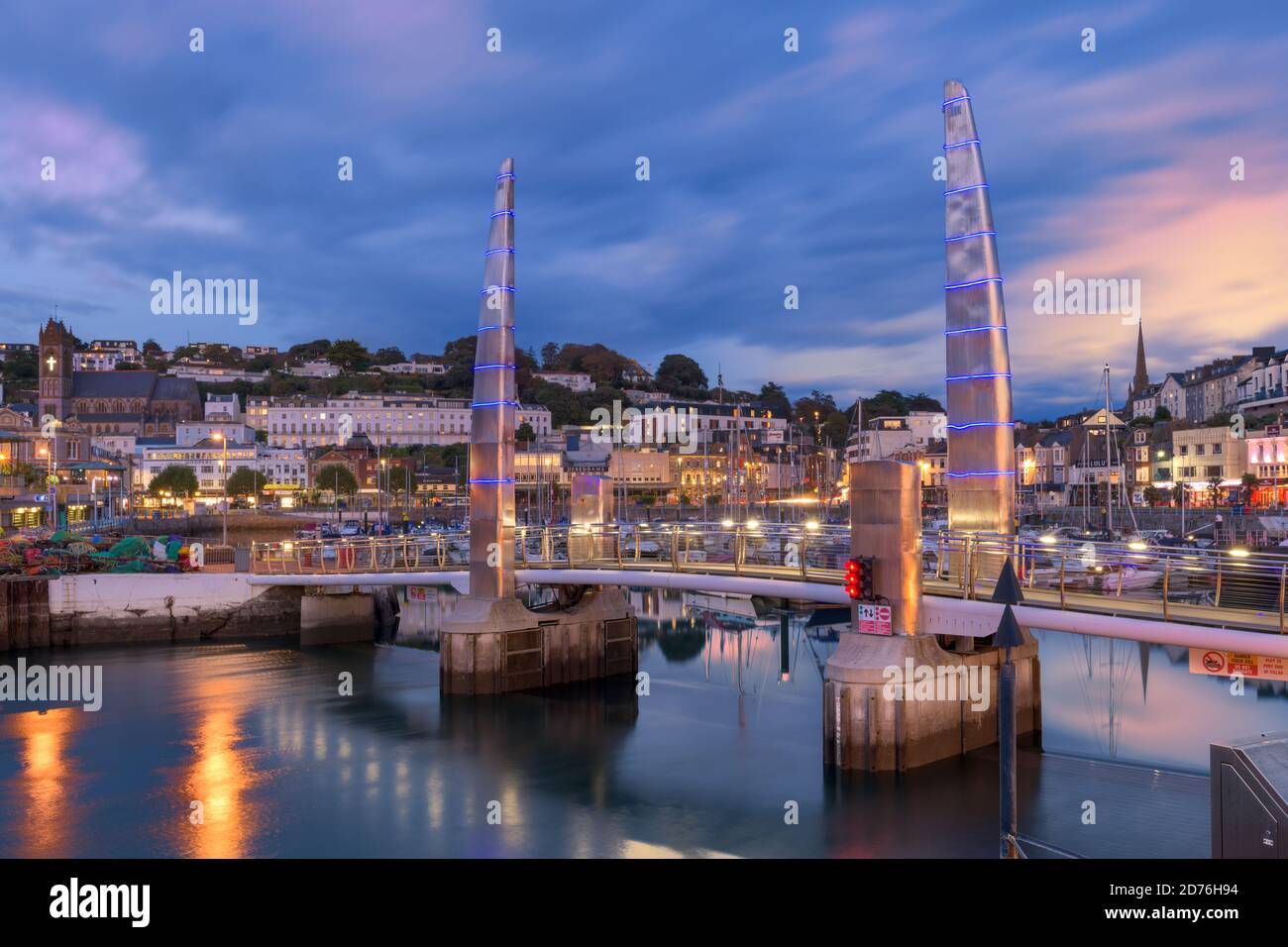 Mardi 13 octobre 2020. Torquay, South Devon, Angleterre. Après une journée de soleil et de douches sur la côte sud, comme le soleil fixe un ciel coloré Banque D'Images