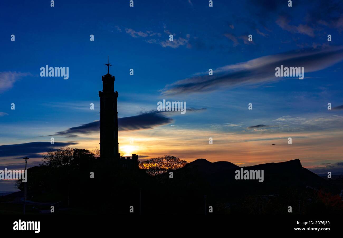 Édimbourg, Écosse, Royaume-Uni. 21 octobre 2020. Le monument Nelson, sur Calton Hill, est détouré contre le ciel du lever du soleil le jour de Trafalgar à Édimbourg. Iain Masterton/Alay Live News Banque D'Images