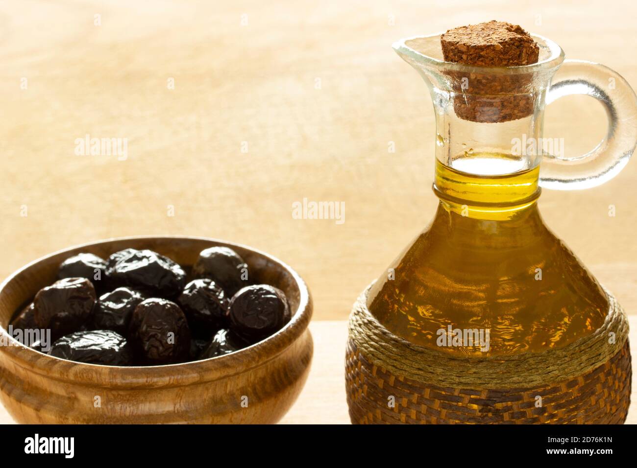 une assiette d'olives noires et d'huile d'olive biologique Banque D'Images