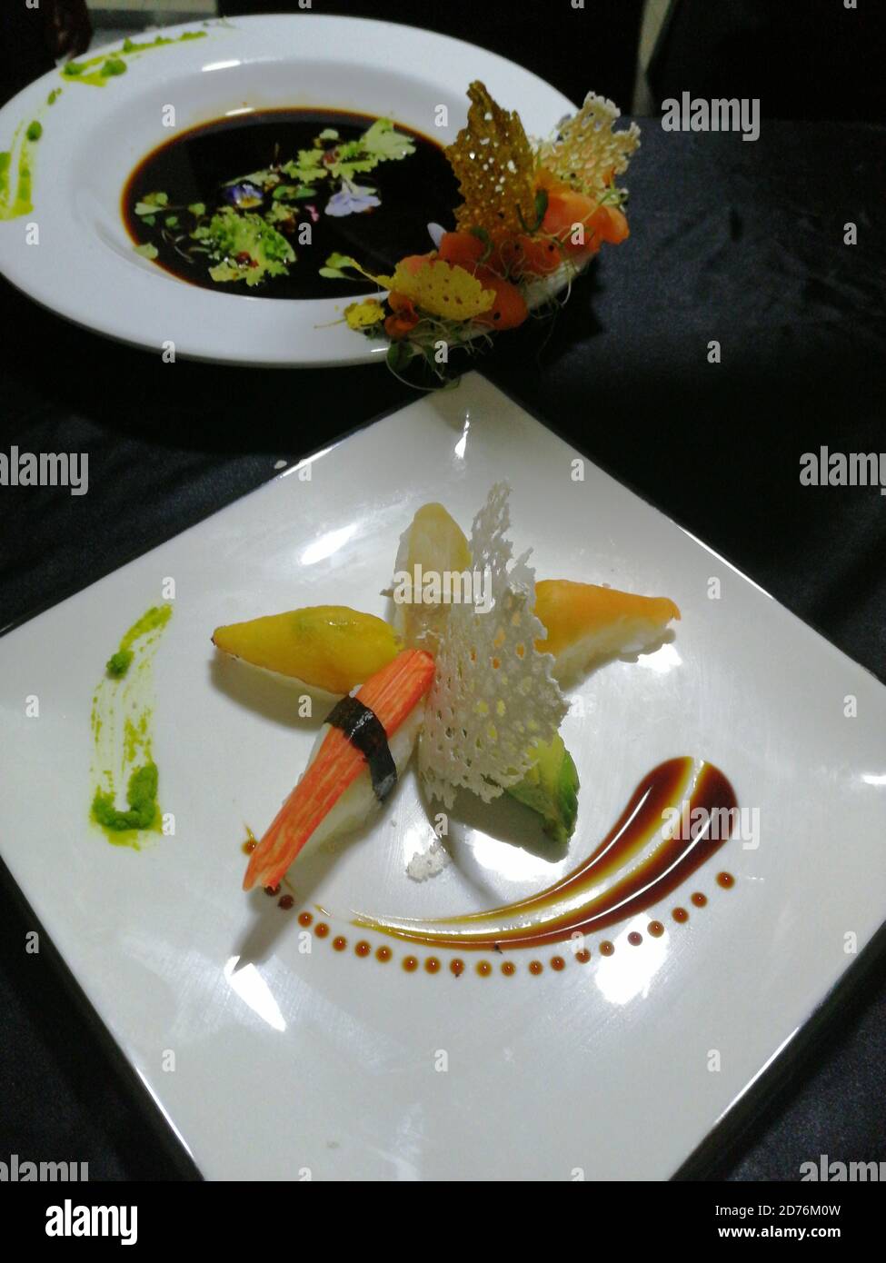 Plan vertical de différents sushis plaquées sur une assiette blanche avec une belle présentation Banque D'Images
