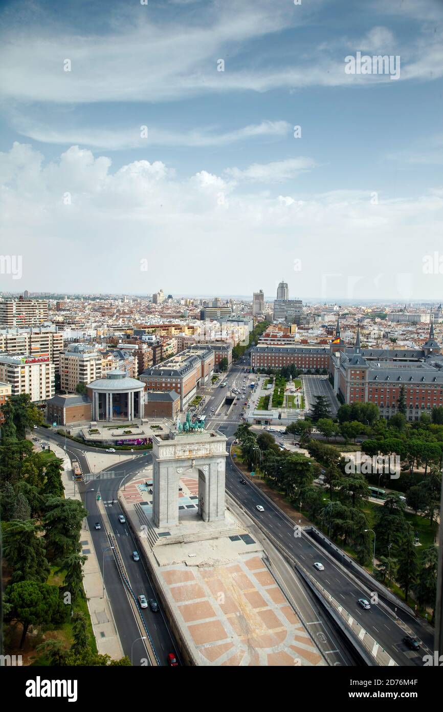 Madrid, Espagne, vue panoramique sur Moncloa et la Puerta de Moncloa, vue depuis Faro de Moncloa. Banque D'Images Madrid, Espagne, vue panoramique sur Moncloa et la Puerta de Moncloa, vue depuis Faro de Moncloa. Banque D'Images