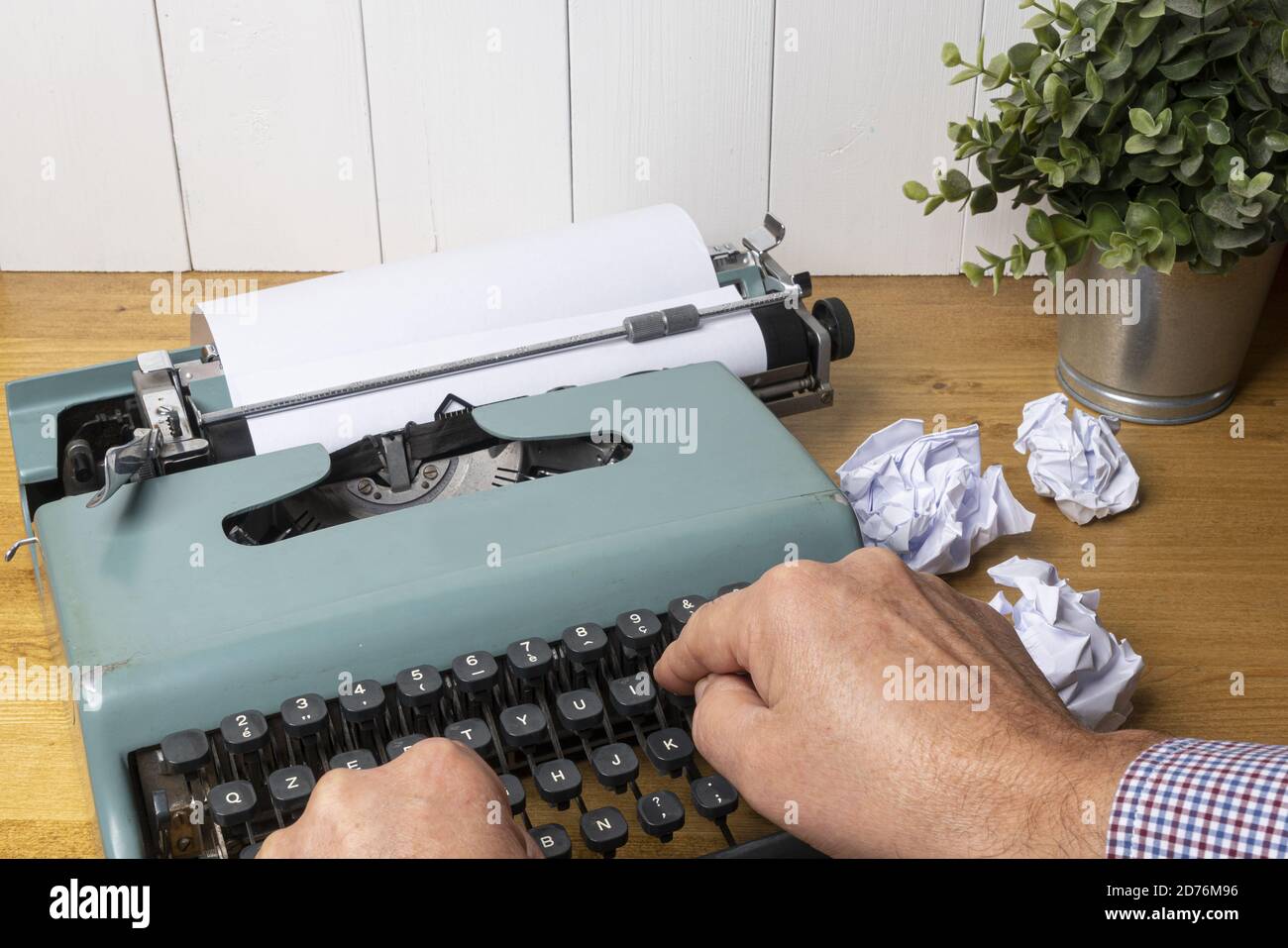 écrire avec une vieille machine à écrire sur une table en bois Banque D'Images