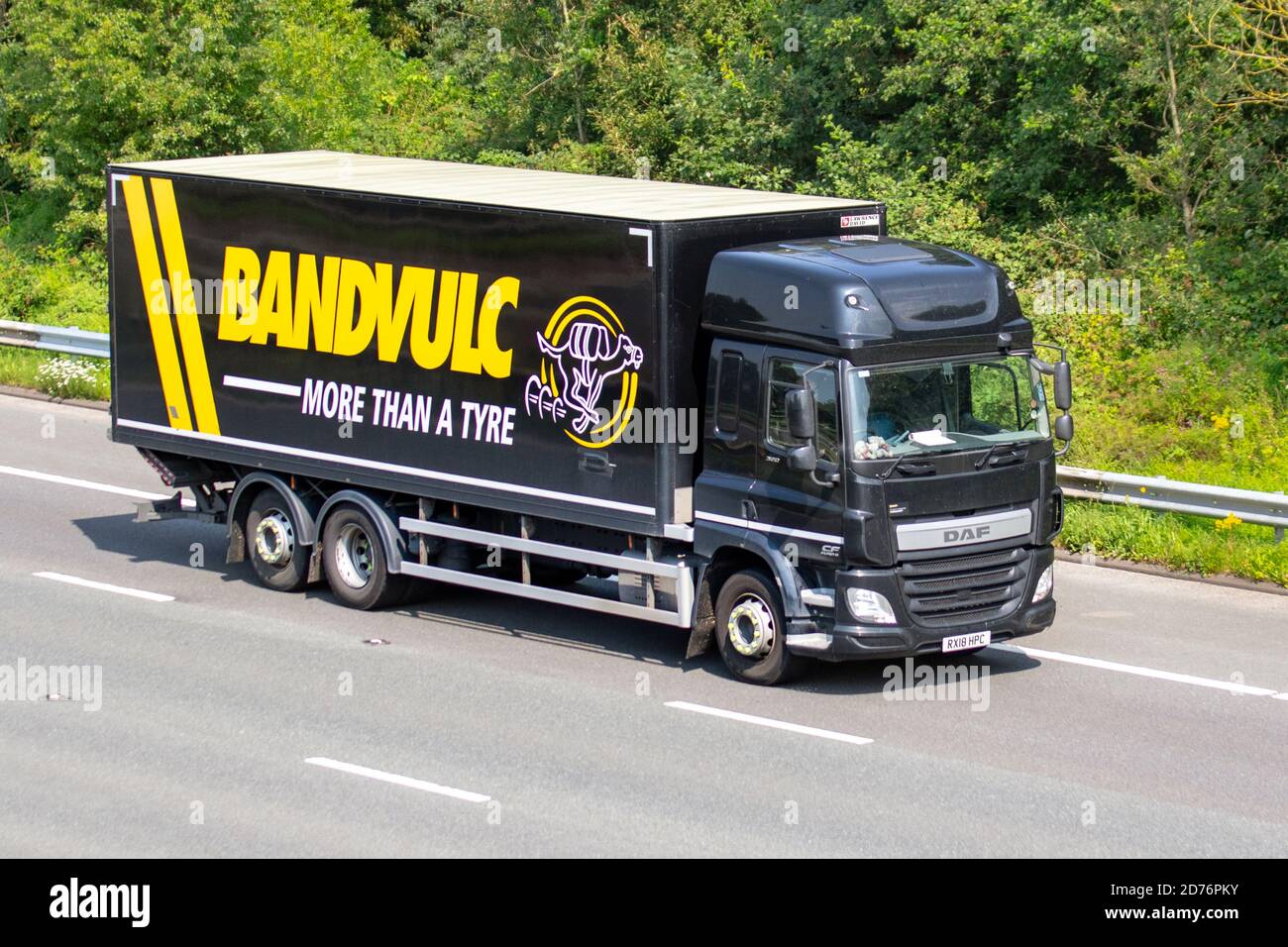 Bandvulc « plus qu'un pneu » transport camions de livraison, camion, véhicules lourds, transport, camion rigide, transporteur de fret, véhicule DAF, industrie européenne de transport commercial HGV, M6 à Manchester, Royaume-Uni Banque D'Images