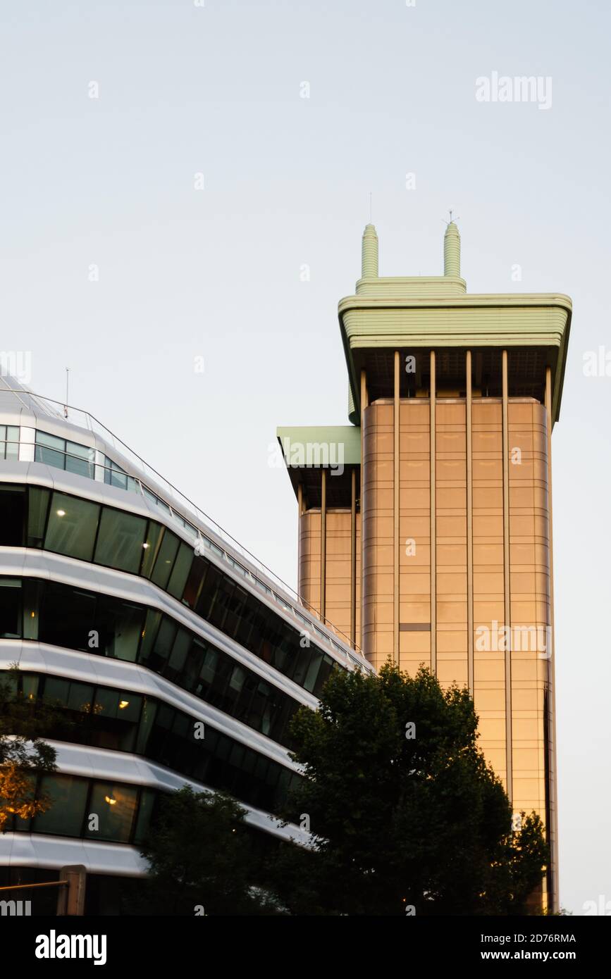 Madrid, Espagne - 26 septembre 2020 : deux tours de la rue Genova au coucher du soleil Banque D'Images