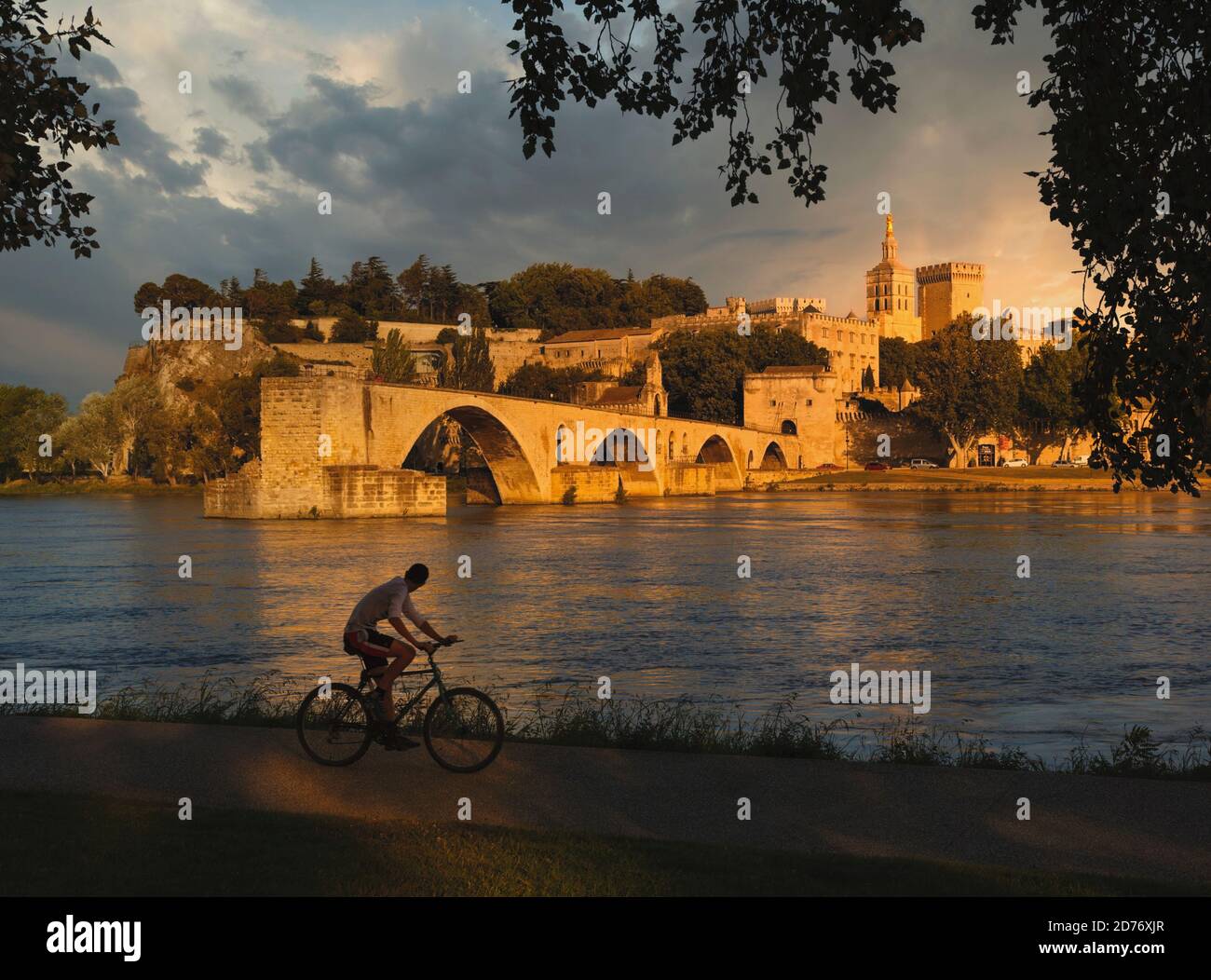 Avignon, Provence-Alpes-Côte d'Azur, France. Palais des Papes et Pont St-Benezet. Palais des Papes et pont de Saint Benezet. Rhône. Le SIH Banque D'Images