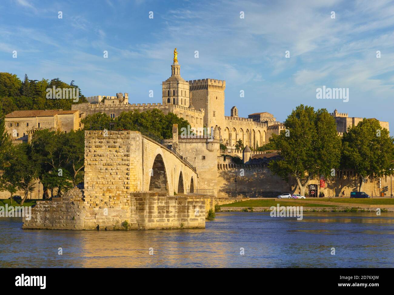 Avignon, Provence-Alpes-Côte d'Azur, France. Palais des Papes et Pont St-Benezet. Palais des Papes et pont de Saint Benezet. Rhône. Le SIH Banque D'Images
