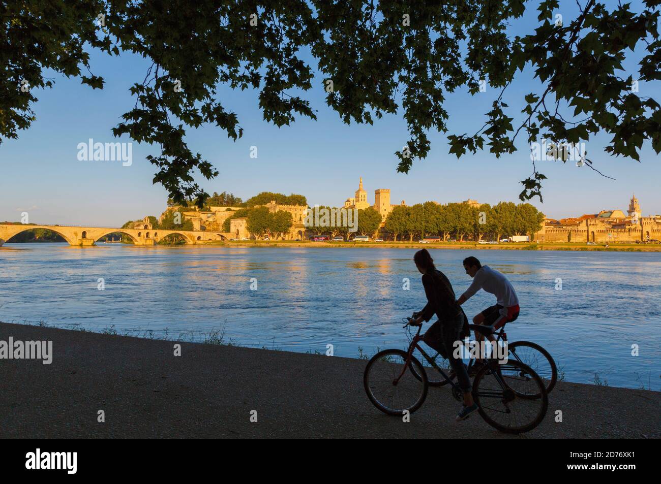 Avignon, Provence-Alpes-Côte d'Azur, France. Palais des Papes et Pont St-Benezet. Palais des Papes et pont de Saint Benezet. Rhône. Le SIH Banque D'Images