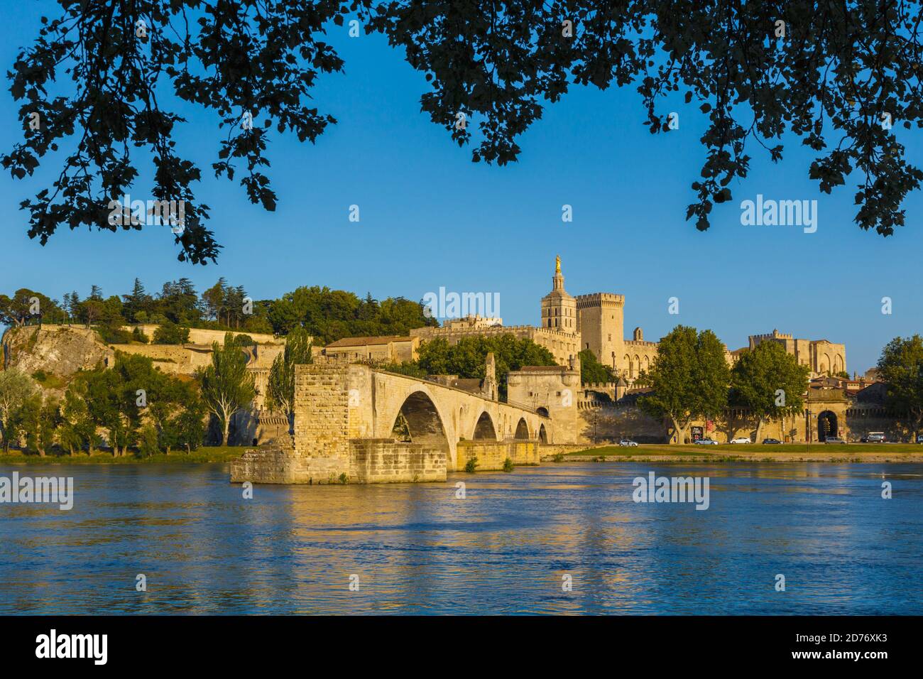 Avignon, Provence-Alpes-Côte d'Azur, France. Palais des Papes et Pont St-Benezet. Palais des Papes et pont de Saint Benezet. Rhône. Le SIH Banque D'Images