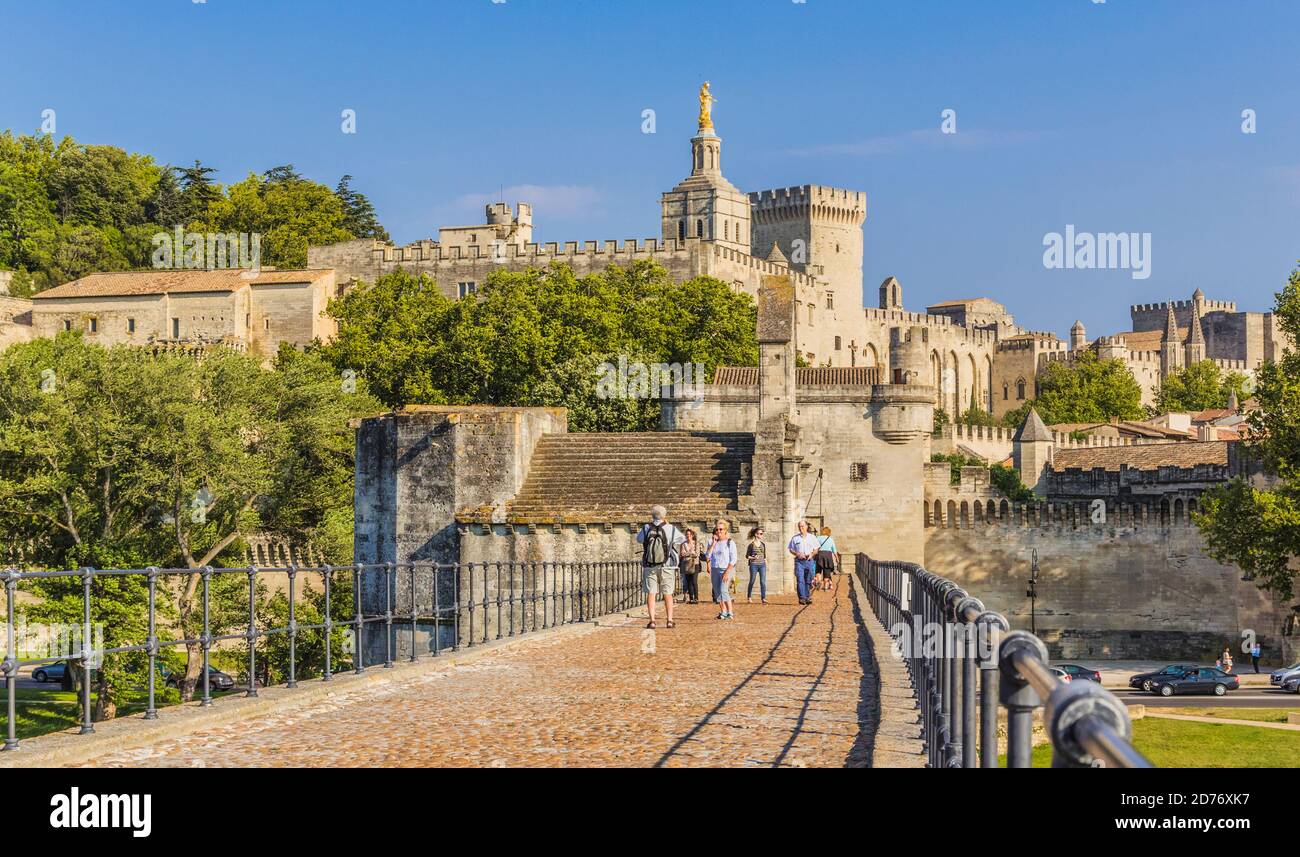 Avignon, Provence-Alpes-Côte d'Azur, France. Palais des Papes et Pont St-Benezet. Palais des Papes et pont de Saint Benezet. Rhône. Le SIH Banque D'Images