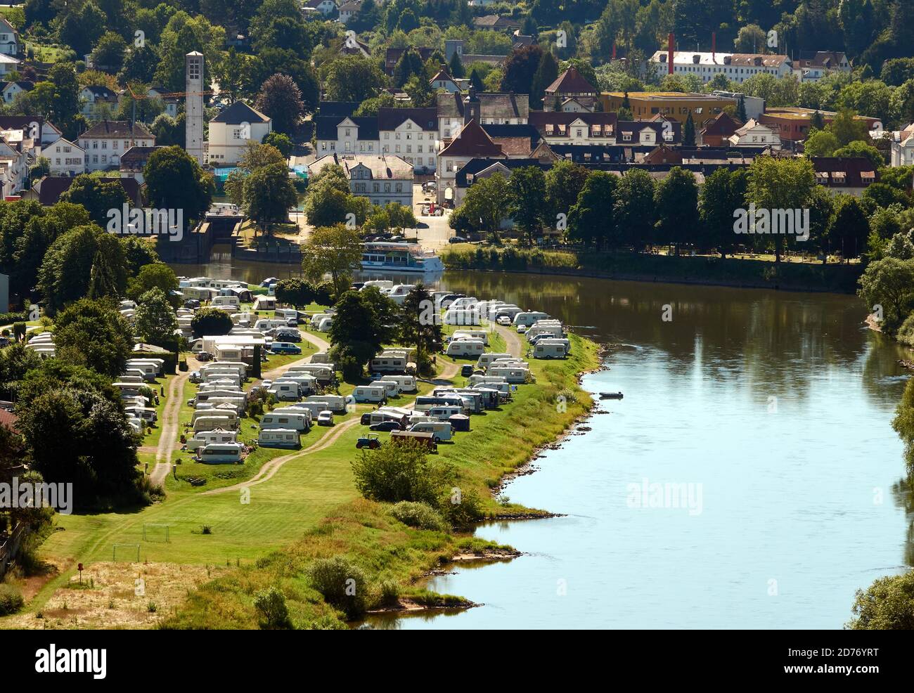 Vue aérienne d'un terrain de camping avec beaucoup de caravanes dans une boucle du Weser dans le Weserbergland près de Beverungen, Allemagne Banque D'Images
