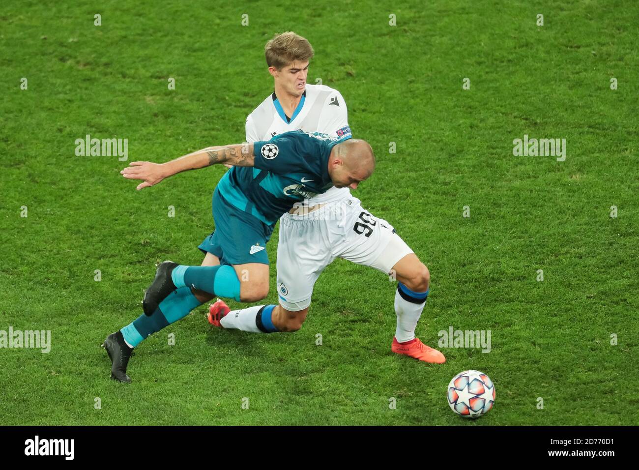 Harles de Ketelaere du Club Brugge et Yaroslav Rakitskiy de Zenit pendant la Ligue des champions de l'UEFA, la scène du Groupe, le match de football du Groupe F entre Zeni Banque D'Images