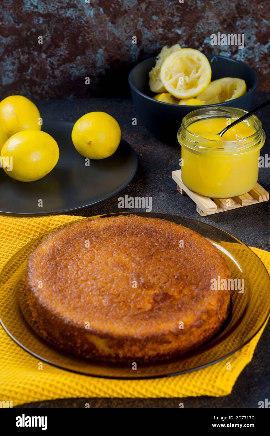 Gateau Eponge Fraichement Cuit Sur L Assiette Le Citron Et Le Citron Photo Stock Alamy Gateau Eponge Fraichement Cuit Sur L Assiette Le Citron Et Le Citron Photo Stock Alamy