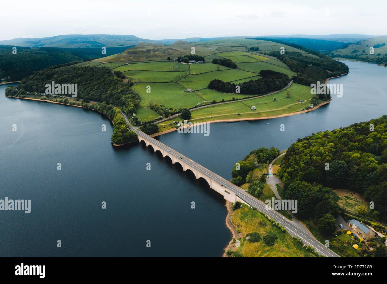 Vue aérienne avec beau paysage vert Derwent Dam, pont de route de serpent Peak District Banque D'Images