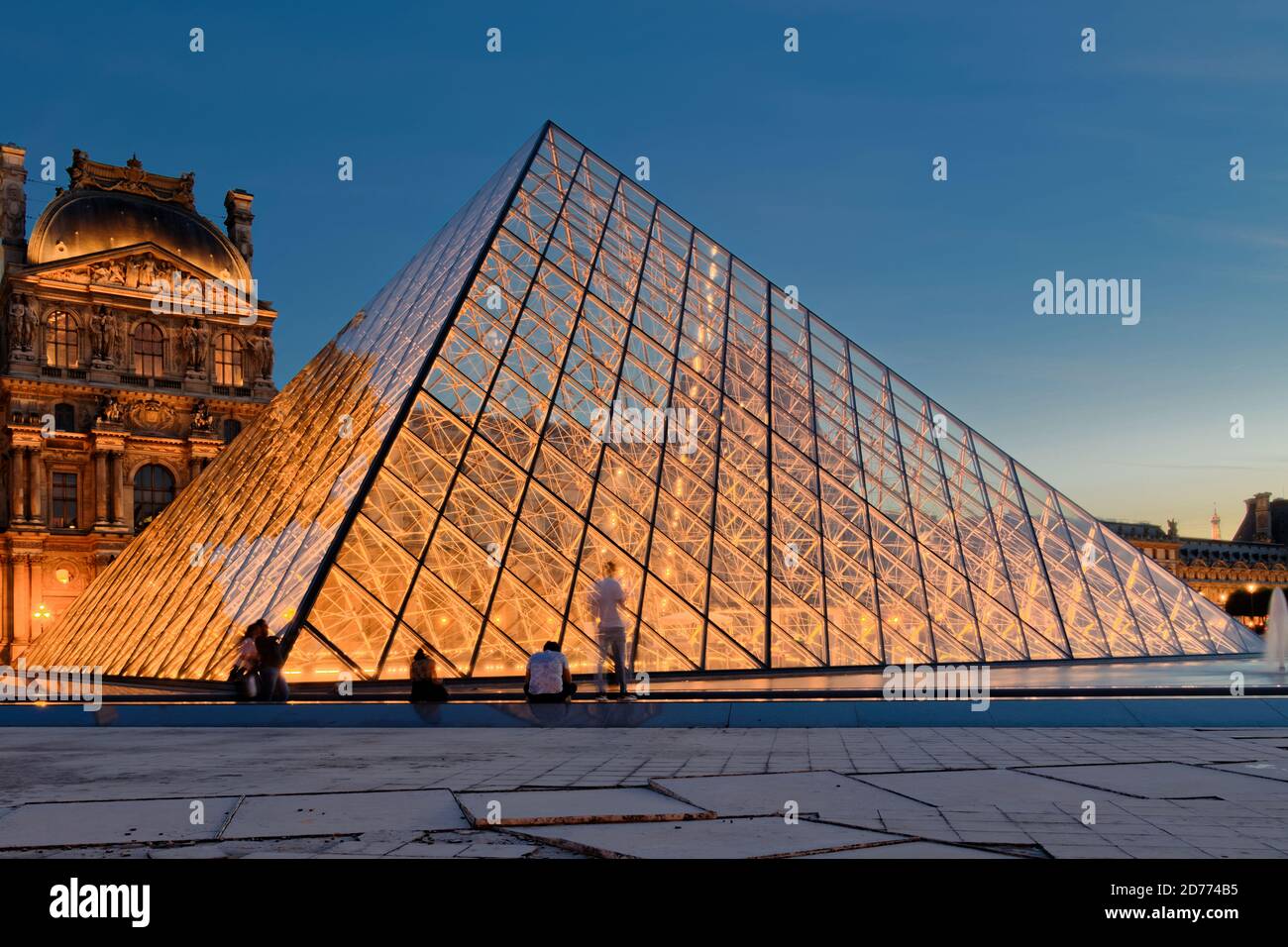 Le Louvre pyramide la nuit Banque D'Images