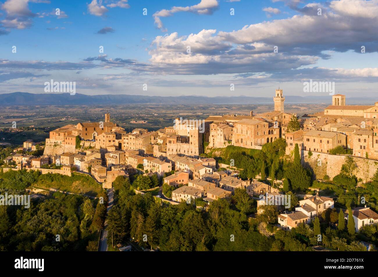 Lumière dorée sur la ville de Montepulciano, Toscane, Italie Banque D'Images