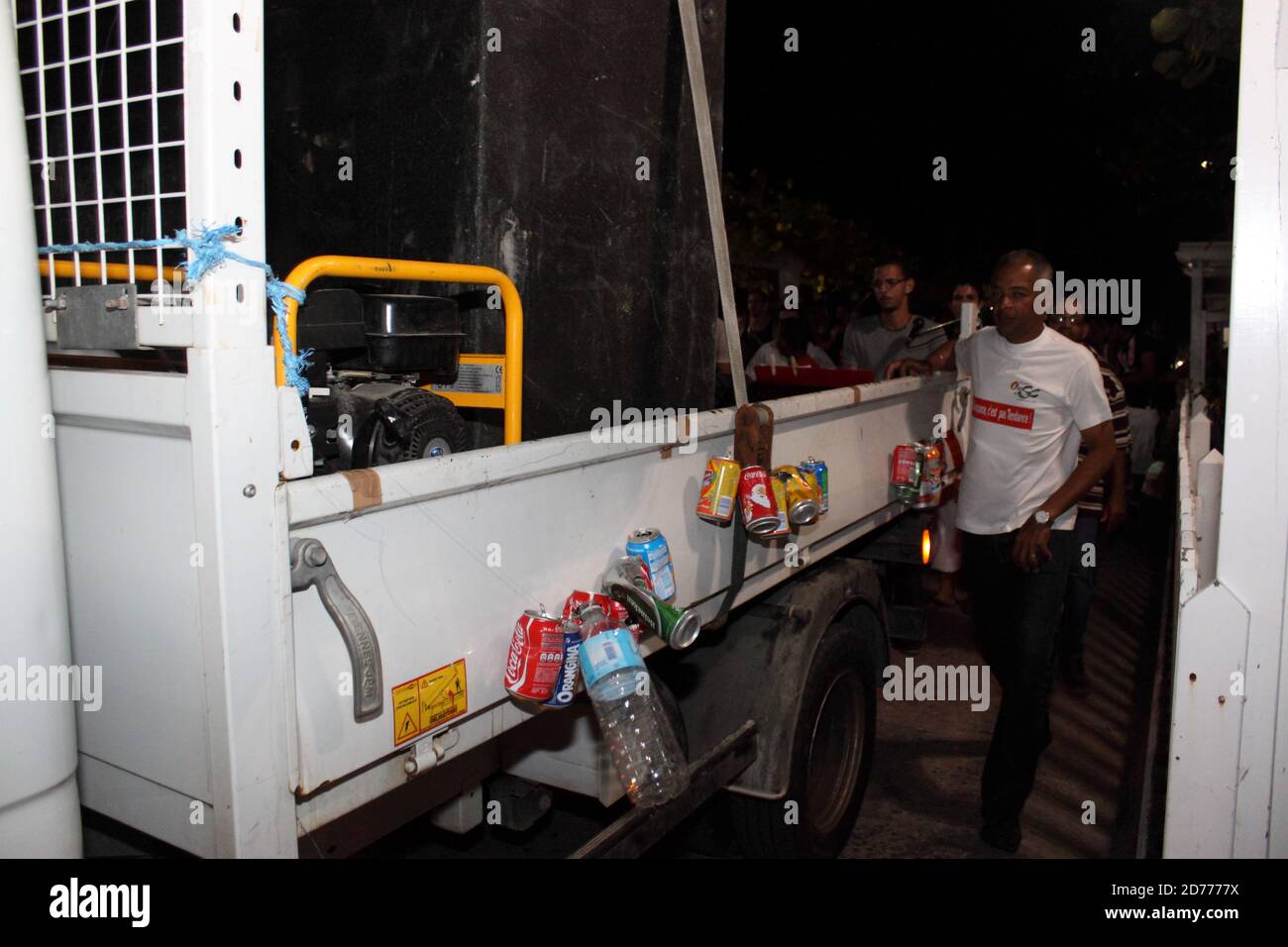 Carnaval aux Saintes Guadeloupe la nuit : personnes derrière le camion Banque D'Images