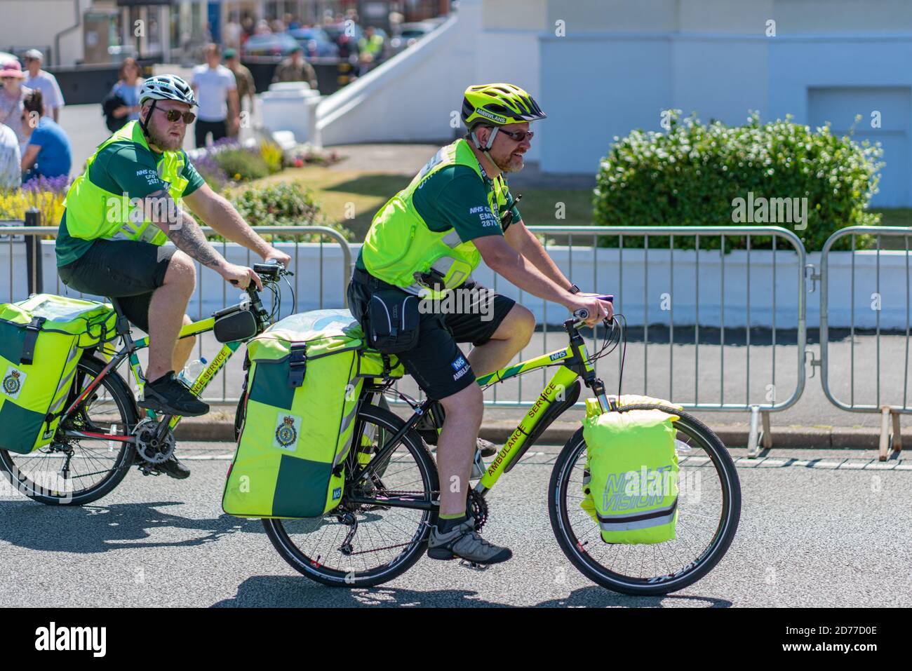 Ambulanciers paramédicaux montés sur vélo prêts à l'action dans les forces armées de Llandudno Jour Banque D'Images