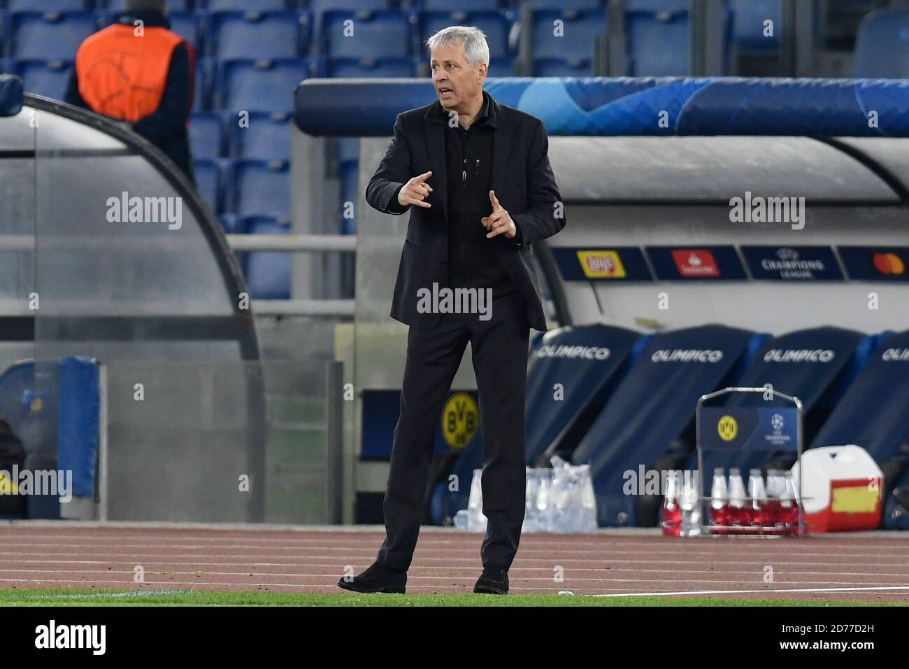 ROME, ITALIE - octobre 20 : Lucien Favre entraîneur de Borussia Dortmund donne des tactiques pendant le match de football du groupe de la Ligue des champions de l'UEFA entre SS Laz Banque D'Images