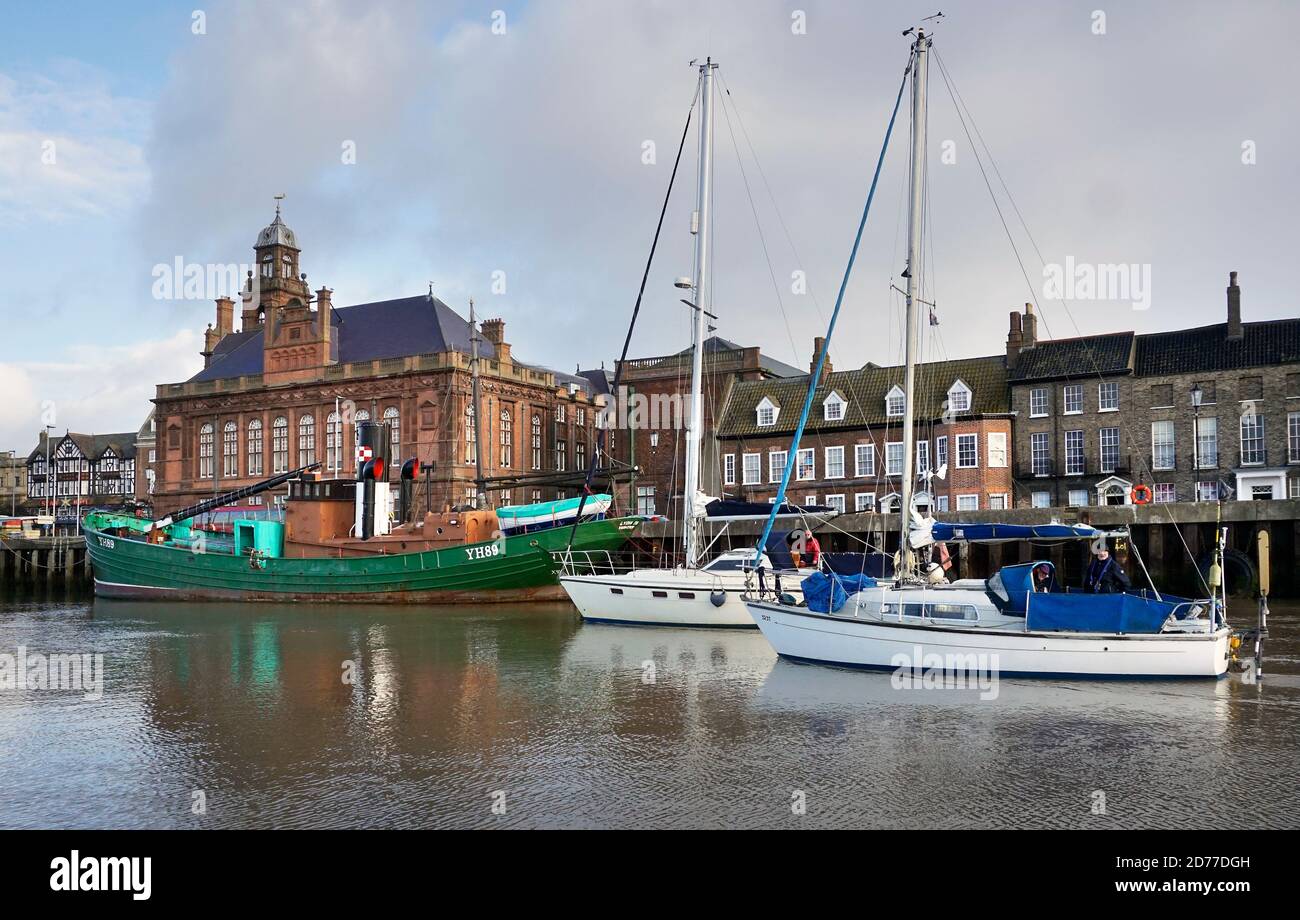 deux voiliers à moteur passant devant le jet de vapeur lydia eva et hôtel de ville de gt yarmouth sur la rivière yare norfolk, angleterre Banque D'Images