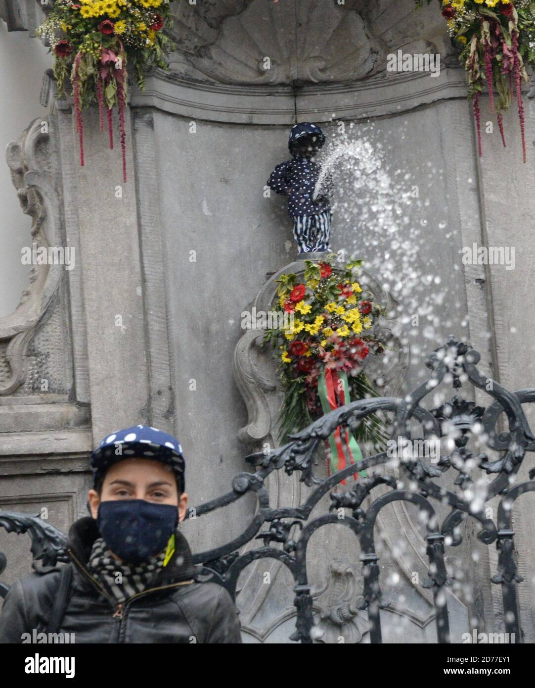La statue de Manneken Pis (petit homme de pisteur) habillée pour la première fois en costume tchèque, le 21 octobre 2020, à Bruxelles, en Belgique. Sur le côté gauche se trouve la Conseillère de Bruxelles pour la Culture Delphine Houba. (CTK photo/Petr Kupec) Banque D'Images