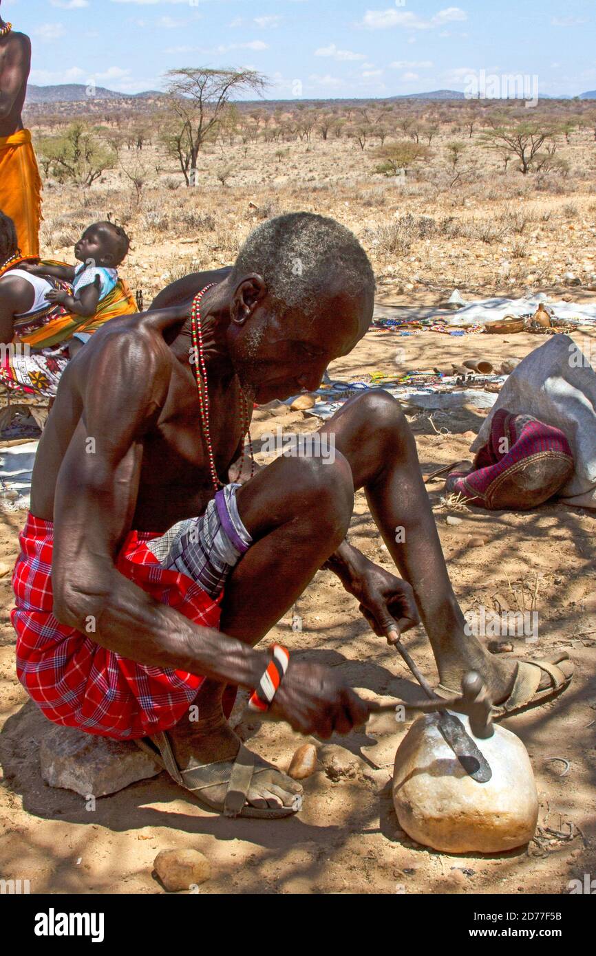 Homme mature de la tribu Samburu. Les Samburu sont un peuple nilotique du centre-nord du Kenya. Les Samburu sont des pasteurs semi-nomades qui élèvent principalement des bovins Banque D'Images