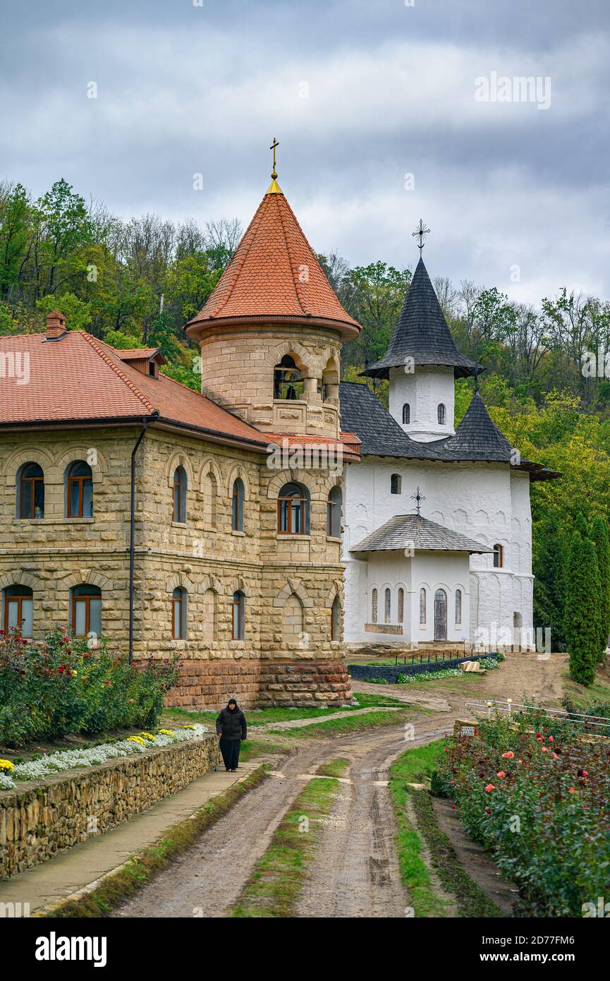 Vue sur le monastère des religieuses près du village de Rudi en Moldavie Banque D'Images