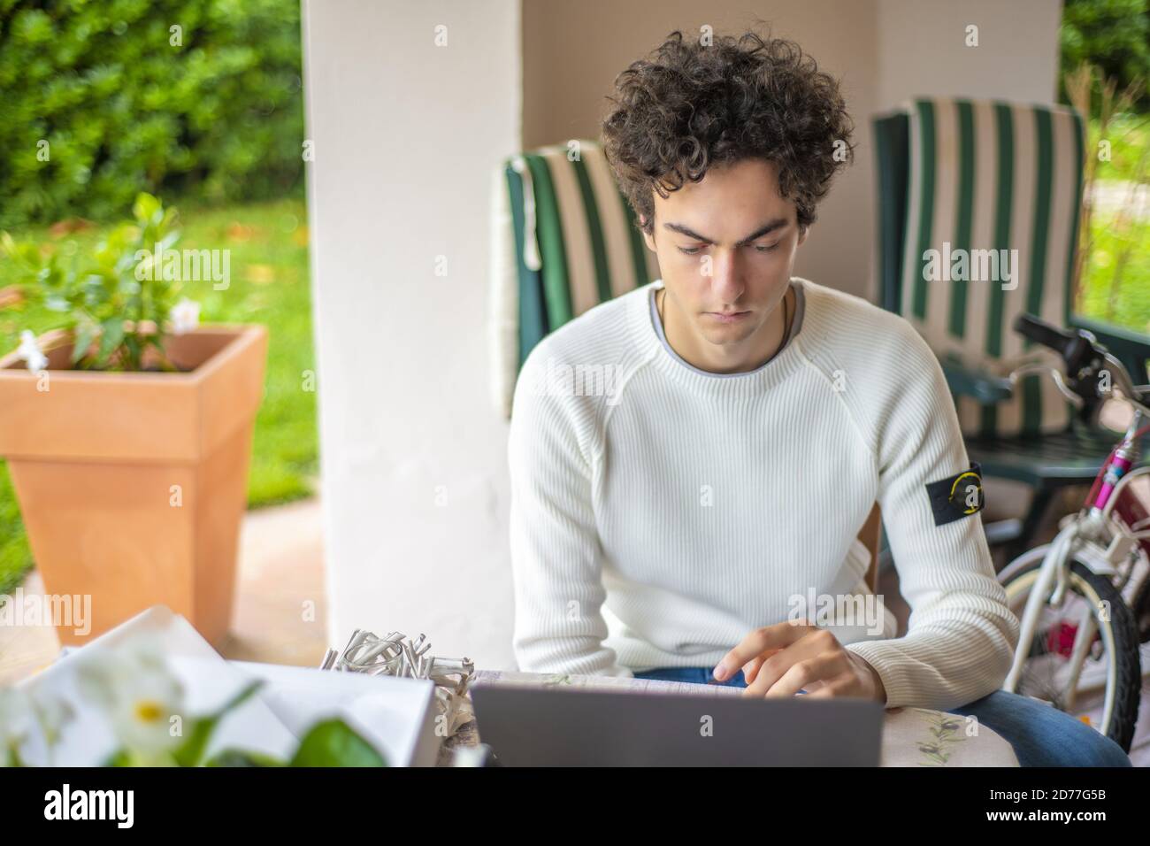 Jeune garçon à la maison en cas de pandémie de covid. Enseignement à domicile. Banque D'Images