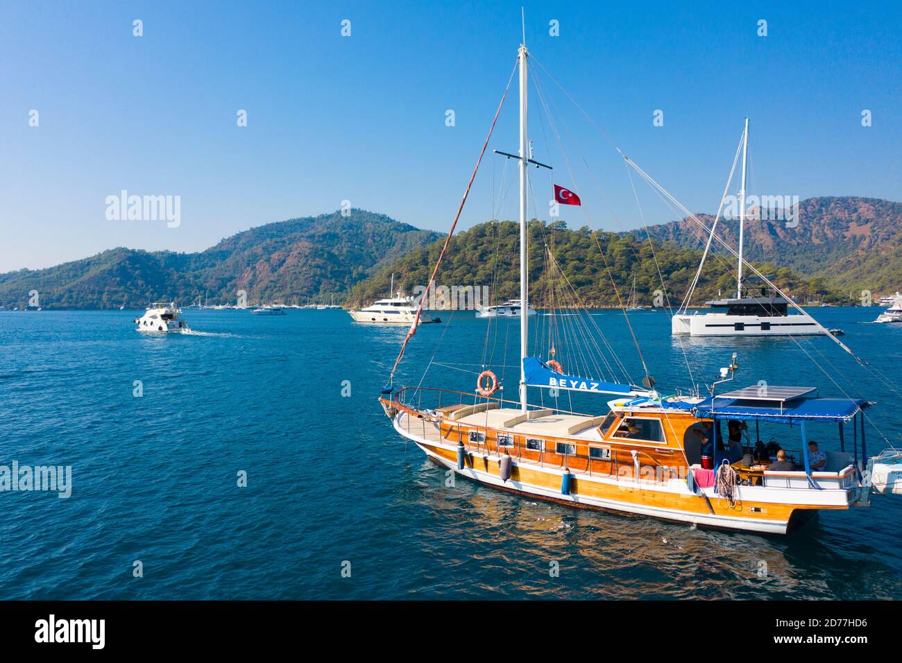 Un bateau touristique qui part pour une excursion d'une journée dans les îles Göcek, province de Muğla, Turquie Banque D'Images