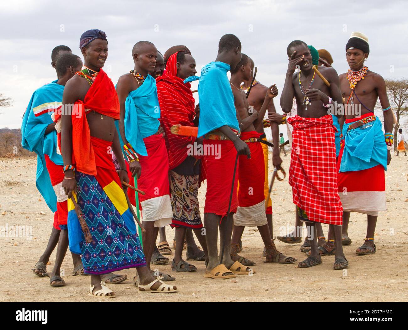 Membres de la tribu Samburu dans une danse traditionnelle, Kenya. Les Samburu sont un peuple nilotique du centre-nord du Kenya. Samburu sont pastorales semi-nomades Banque D'Images