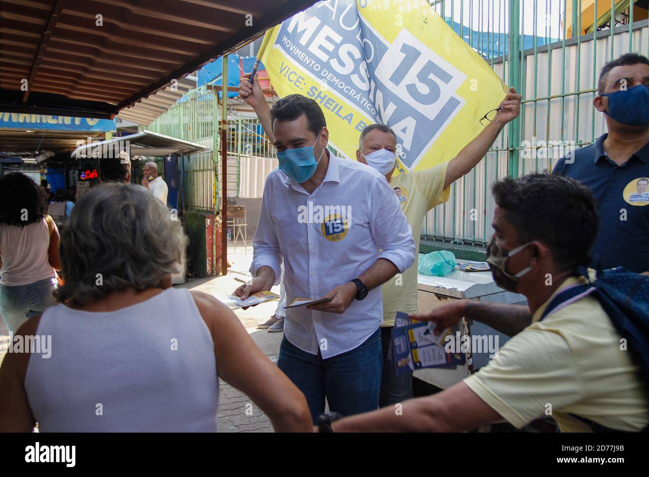 RIO DE JANEIRO, RJ - 21.10.2020: PAULO MESSINA FAZ PANFLETAGEM NA PAVUNA - le candidat pour le maire de Rio de Janeiro Paulo Messina et son candidat pour le vice-maire Sheila Barbosa, tous deux de la MDB, font des laparces ce matin (21) dans le quartier Pavuna. (Photo: Lorando Labbe/Fotoarena) Banque D'Images